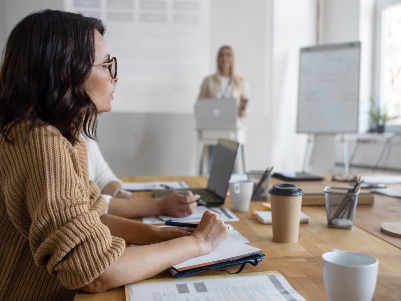 medium-shot-women-business-meeting